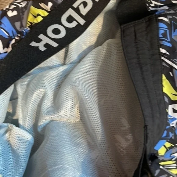 Reebok Hybrid shorts color is hero yellow - Picture 3 of 4